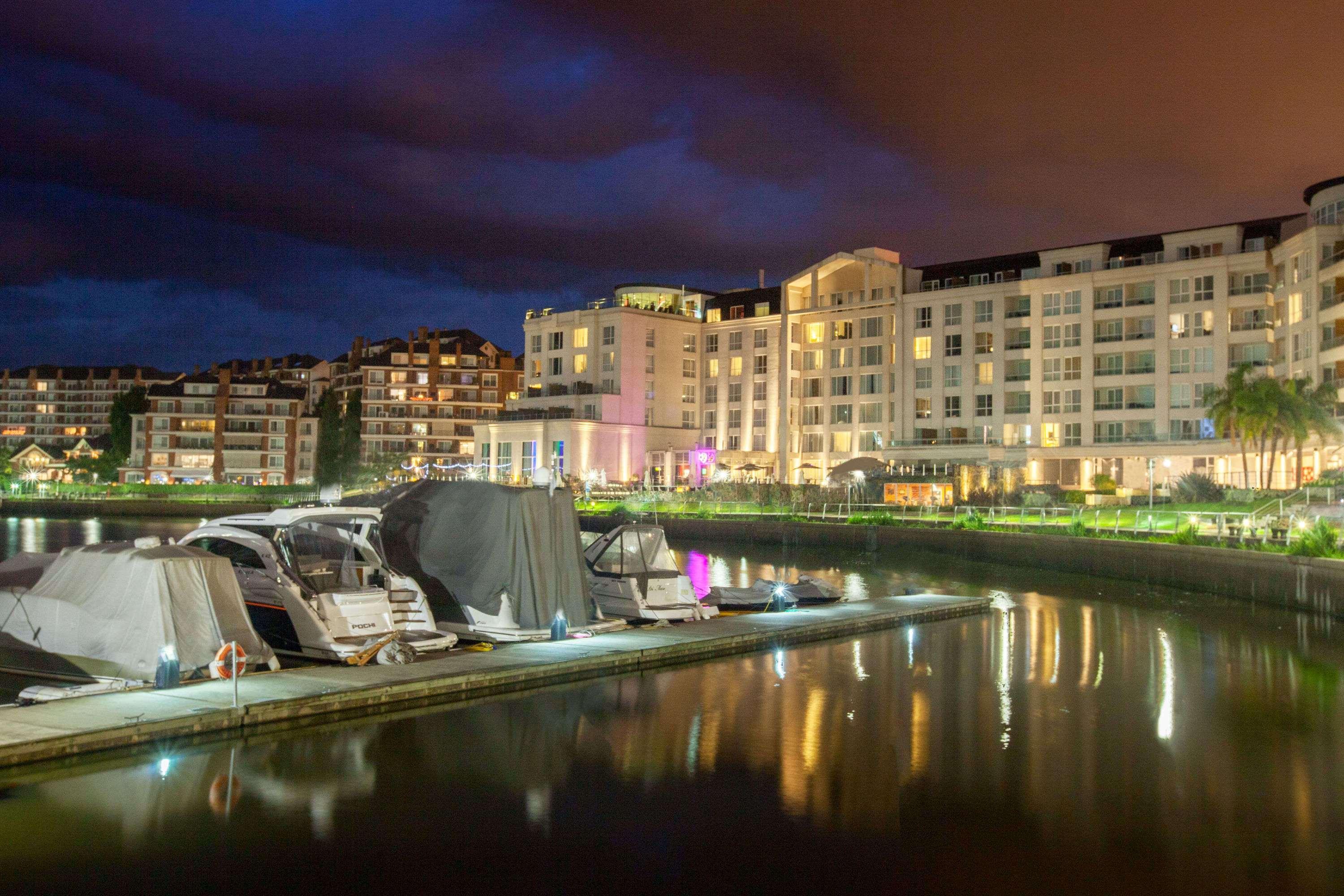 Wyndham Nordelta Tigre - Buenos Aires Hotel Exterior photo Marina at night