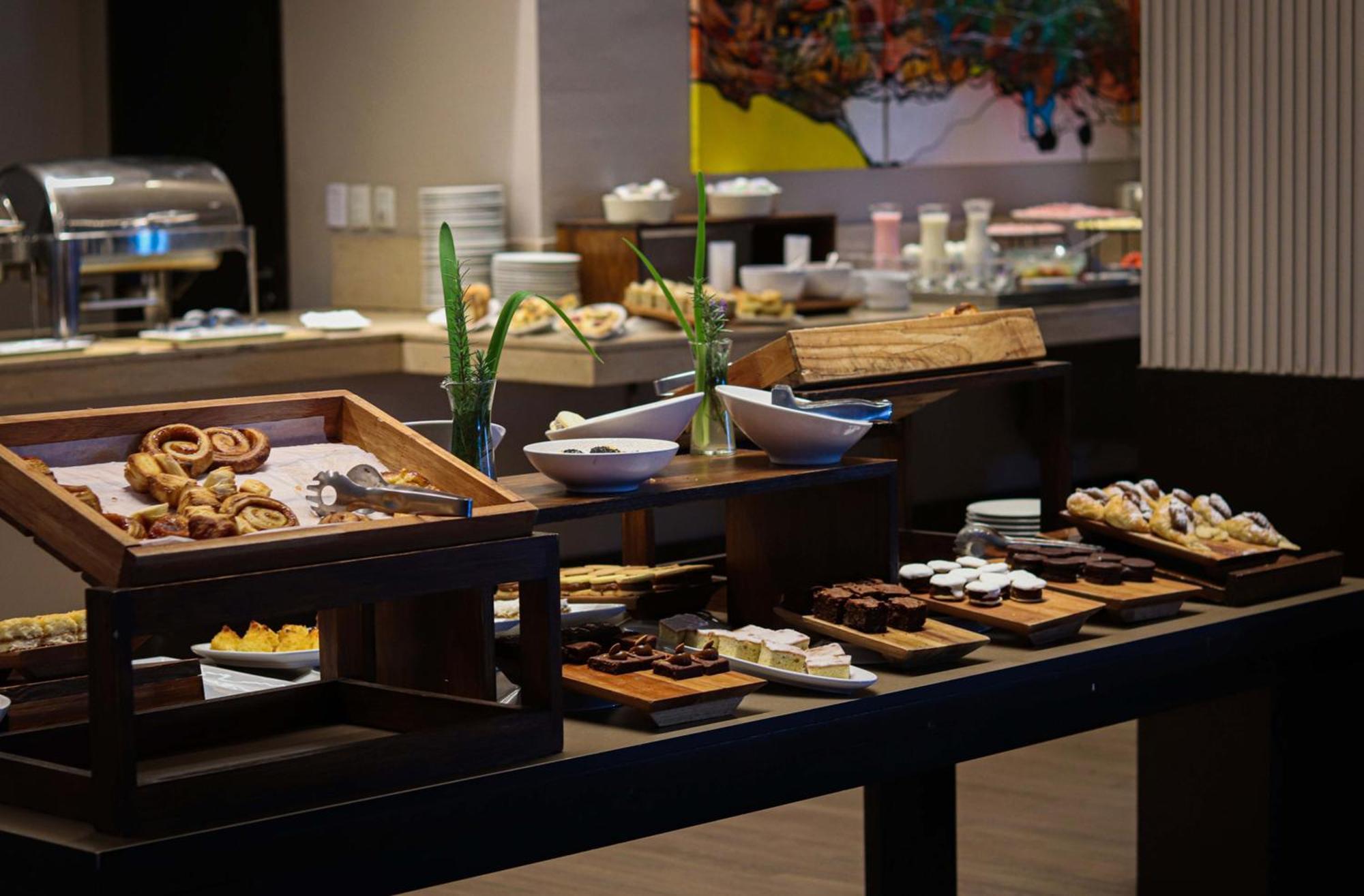 Wyndham Nordelta Tigre - Buenos Aires Hotel Exterior photo A dessert buffet