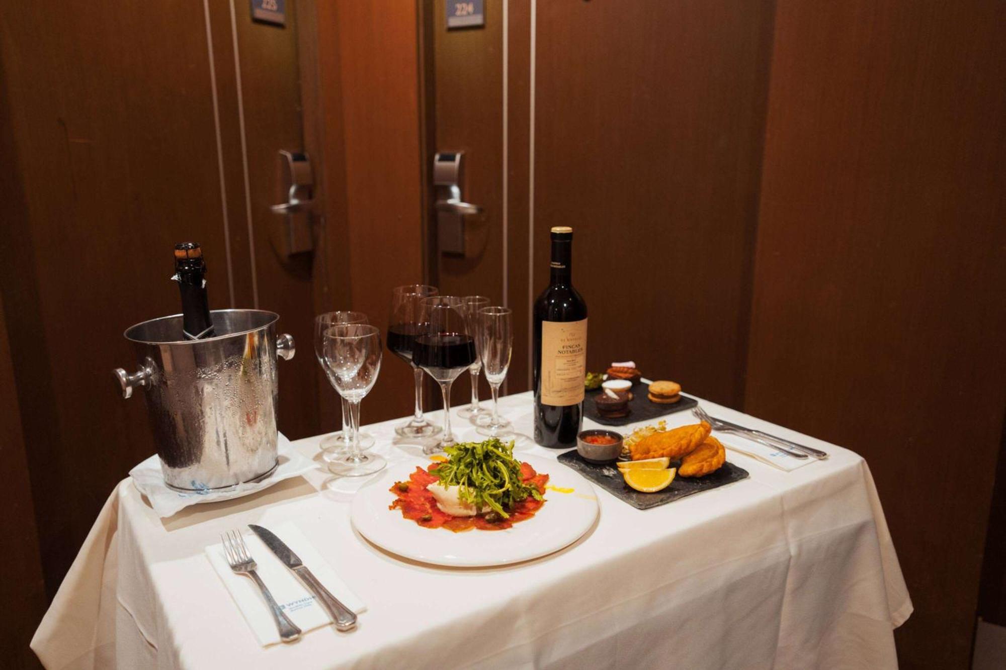 Wyndham Nordelta Tigre - Buenos Aires Hotel Exterior photo A typical in-flight meal