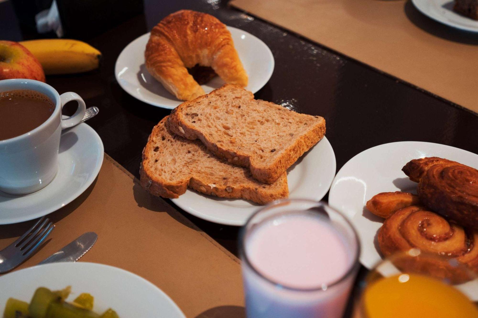 Wyndham Nordelta Tigre - Buenos Aires Hotel Exterior photo A typical breakfast in the Netherlands